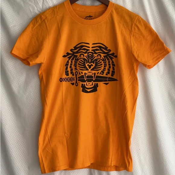 The Walking Dead Kingdom Men’s Small S Orange T-shirt Megabox Exclusive 2017 - Picture 1 of 3